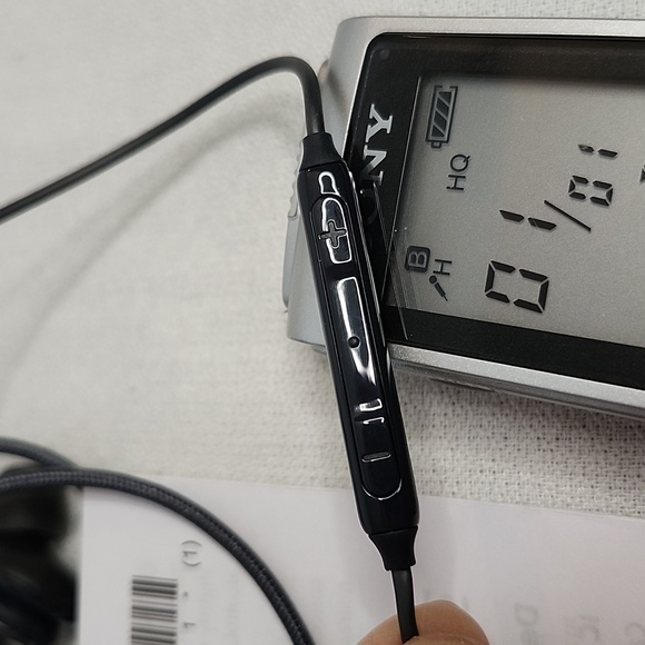 Sony ICD-BX800 Recorder, headphones and Sharp EL-W516 Calculator - Picture 12 of 17